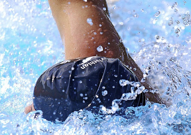 Anstatt im Rhein geht es fr die Triat...chwimmer vom Beckenrand aus anfeuern.   | Foto: Ralf Staub