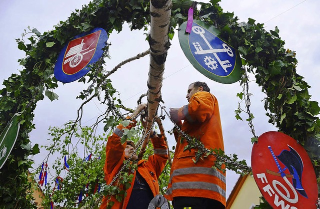 Sasbach. Feuerwehrleute montieren den ...ppelseitige  Geweketafeln. angebracht.  | Foto: Roland Vitt