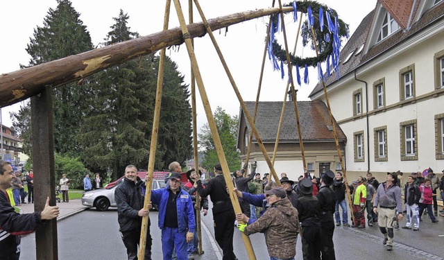 Bonndorf hat wieder einen Maibaum: Die...iel Publikum anzog, war Volker Maier.   | Foto: Erhard Morath