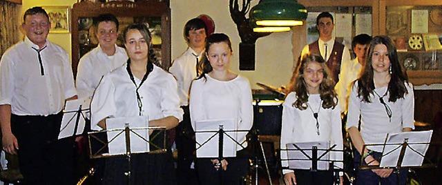 Die Nachwuchsmusiker (v.l.  hinten): L...t, Hanna Baumgrtner und Anna Faller.   | Foto: Cornelia Selz