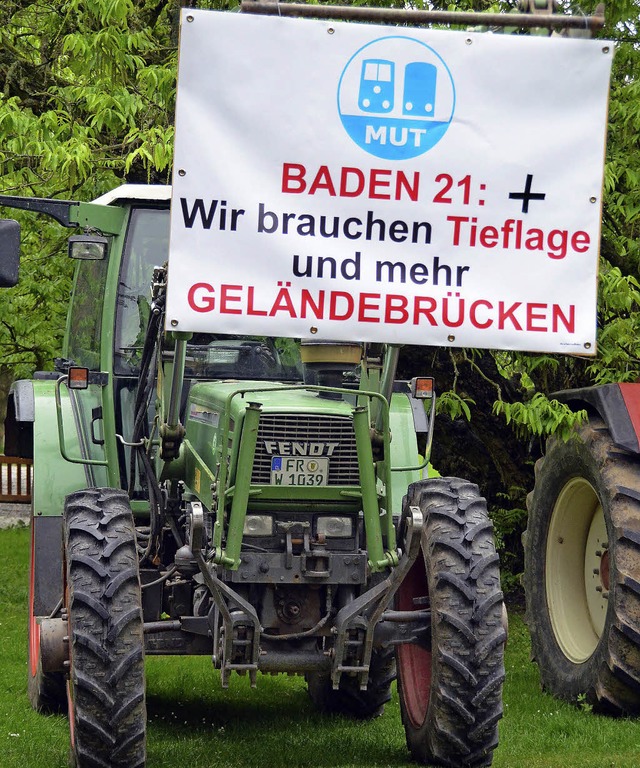 Die mit deutlichen Parolen versehenen ...Binkert und  Manfred Wahl (von links).  | Foto: Susanne Mller