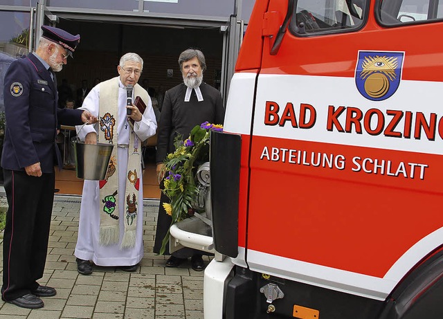 Pfarrer in Rente Peter Klug und sein p...en himmlischen Beistand fr das LF 16.  | Foto: A. Huber