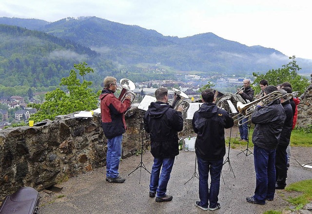 Um 6 Uhr packten zehn Stadtmusiker ihr...en &#8222;Der Mai ist gekommen&#8220;.  | Foto: Sylvia Timm