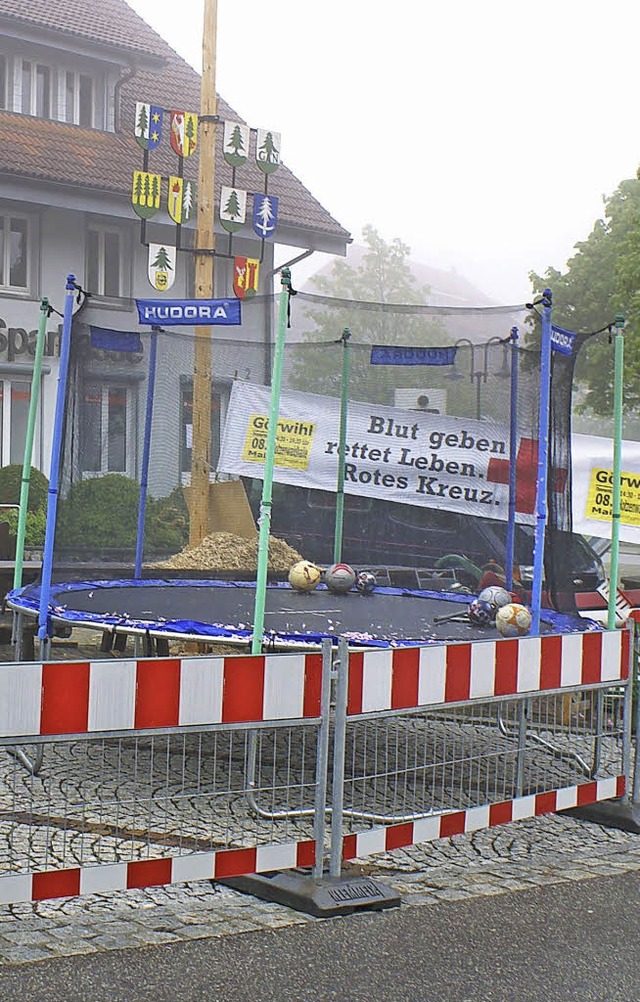 Selbst ein Trampolin fand sich nach der Walpurgisnacht auf Grwihls Marktplatz.   | Foto: Werner Probst