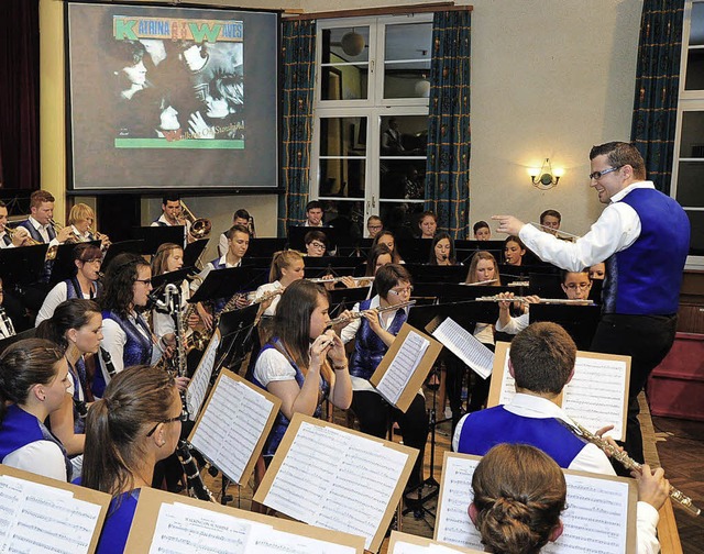 Stephan Wehrle verabschiedete sich mit...t vom Jugendblasorchester Simonswald.   | Foto: Fotos: Horst Dauenhauer