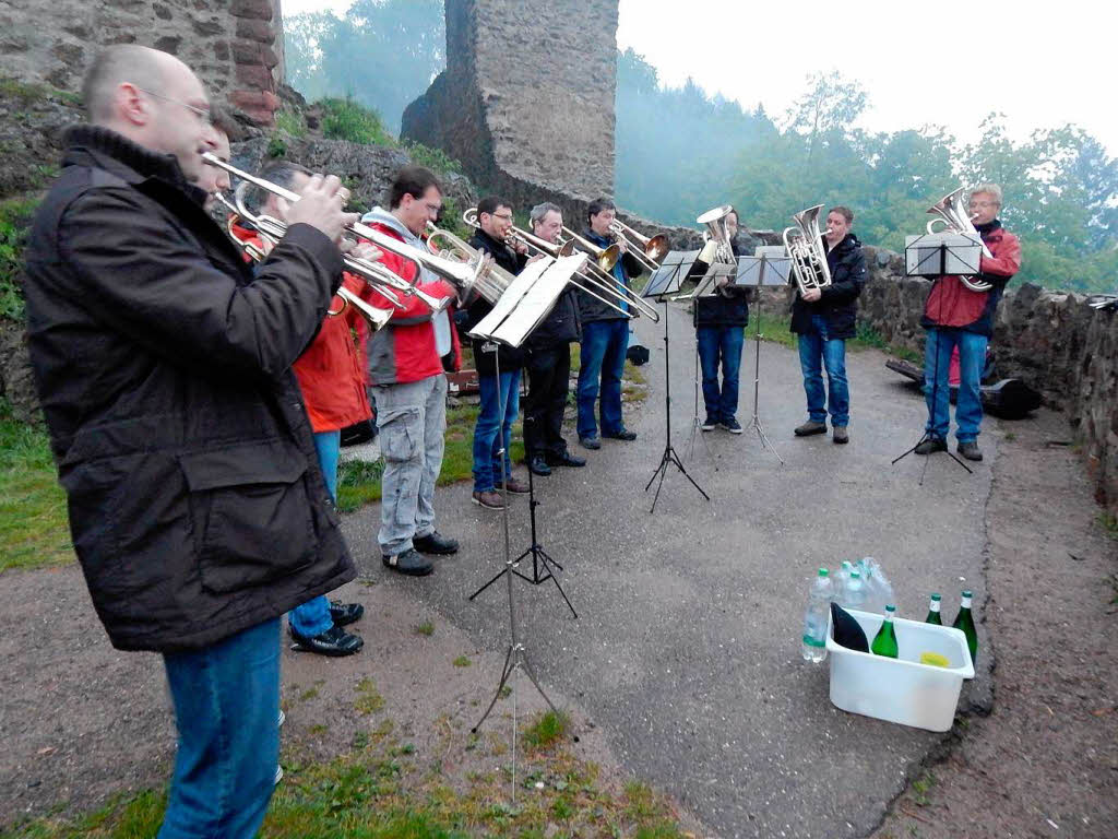 Zehn Stadtmusiker morgens um 6 Uhr auf der Kastelburg.