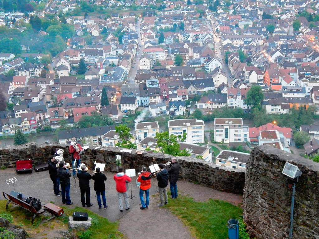 Zehn Stadtmusiker morgens um 6 Uhr auf der Kastelburg.