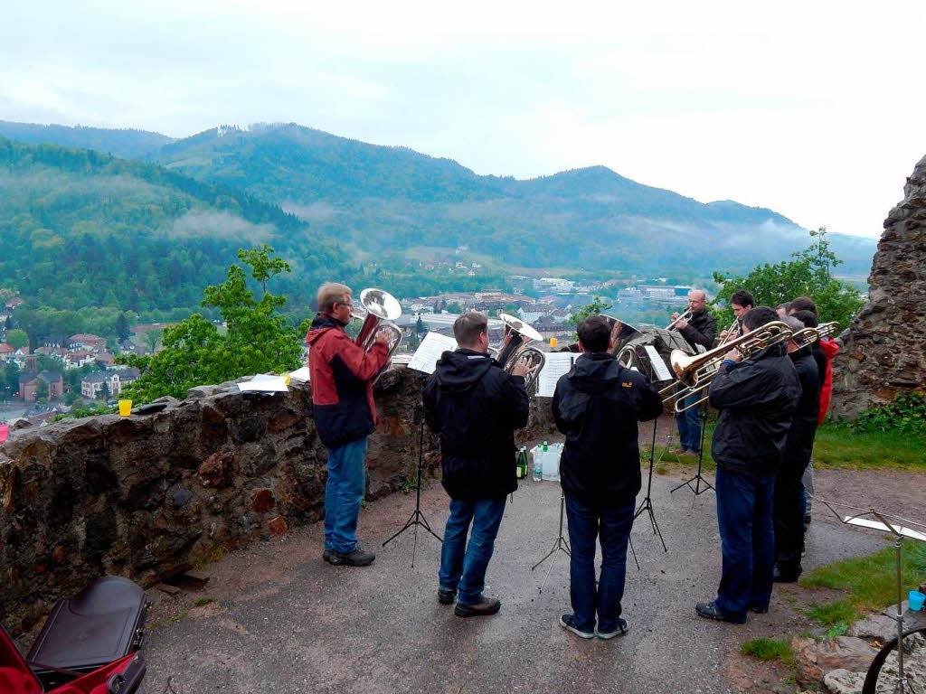 Zehn Stadtmusiker morgens um 6 Uhr auf der Kastelburg.