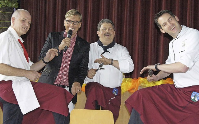 Hansy Vogt (2.v.l.) mit Josef Spath, A...anstaltung im Osterdorf Oberprechtal.   | Foto: Roland Gutjahr