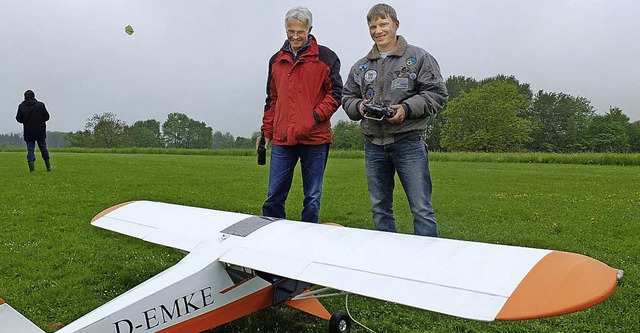 In Wehr lockte die  Modellfluggruppe u...ita Schwarzelhr-Sutter (rechts)  ein.  | Foto: Johannes Wasmer