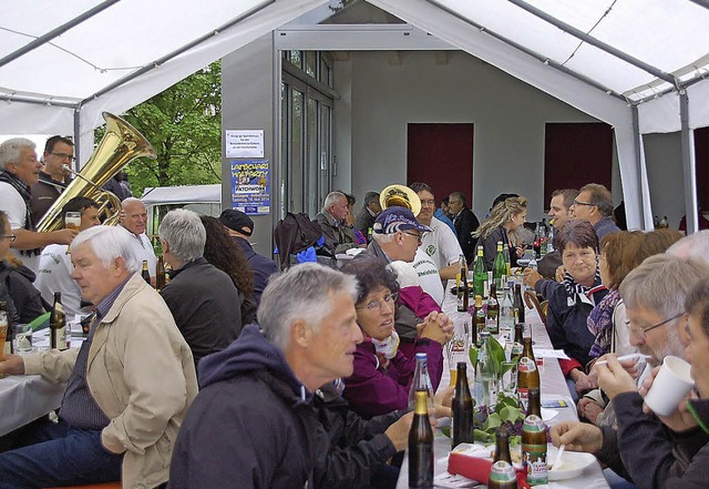 Musik, Essen und Trinken &#8211; und d... viele Besucher zum Wassersportverein.  | Foto: Hildegard Siebold