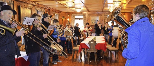 Mal drauen, mal drinnen spielen die St. Mrgener Musikanten auf.  | Foto: Alexandra Wehrle