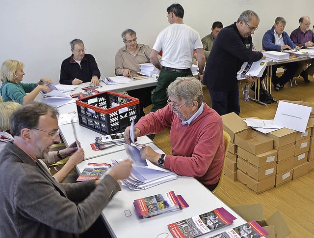 Trotz der vielen Arbeit sind die Kandi...meinsamen Eintt-Aktion bester Laune.   | Foto: Ralf H. Dorweiler