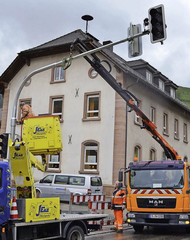 Am Mittwoch wurde die neue Fugngeram...ahrbahn sollen kommende Woche folgen.   | Foto: paul berger