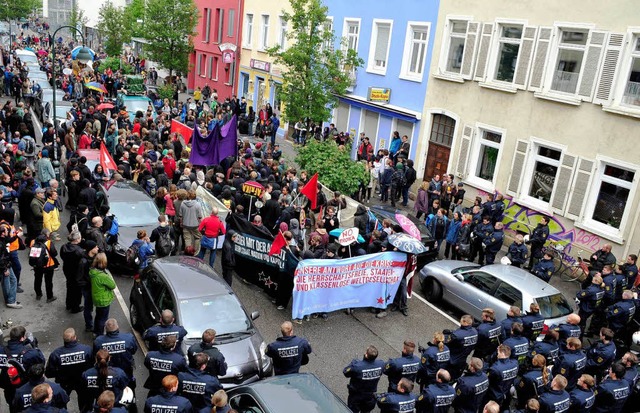 Die Polizei hat die alternative Demo in der Moltkestrae gestoppt.   | Foto: Thomas Kunz