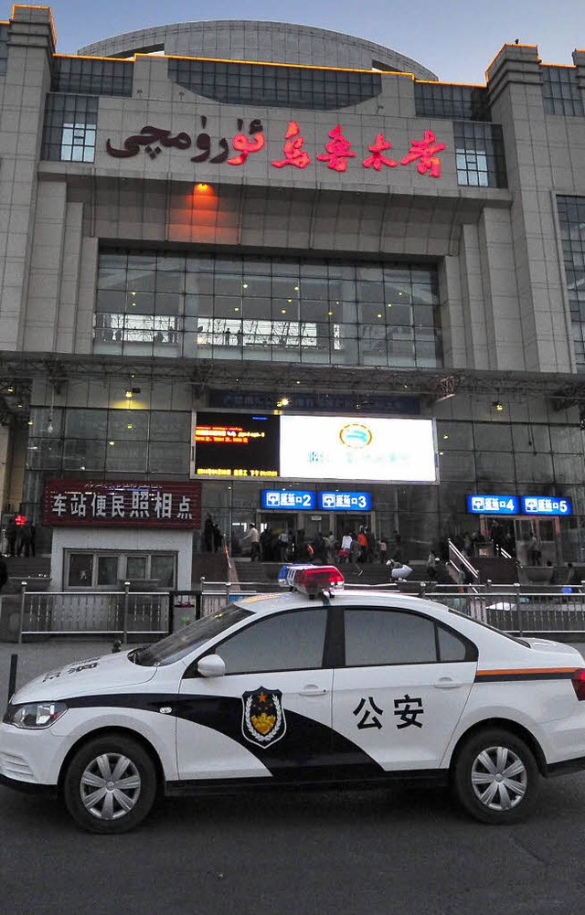 Die Polizei sichert das Bahnhofsgebude in Urumqi ab.   | Foto: DPA