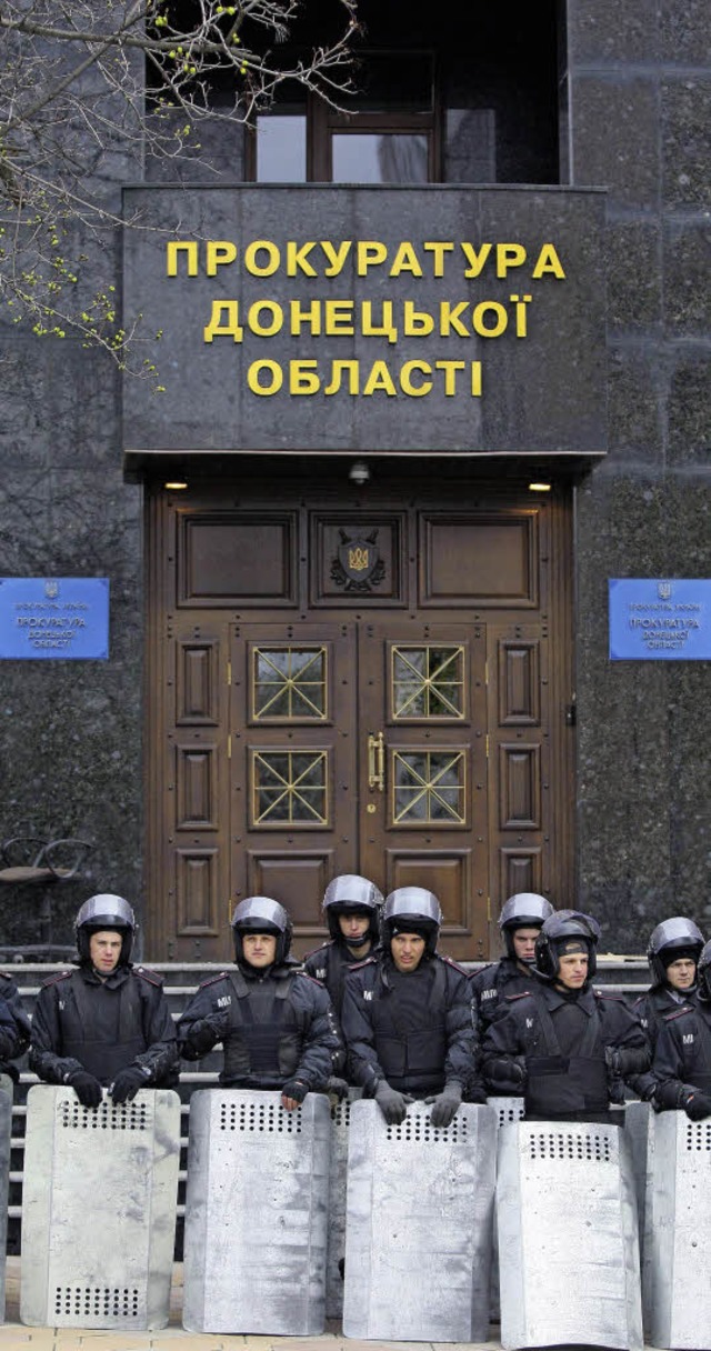 Sicherheitskrfte vor der Staatsanwaltschaft in Donezk   | Foto: AFP