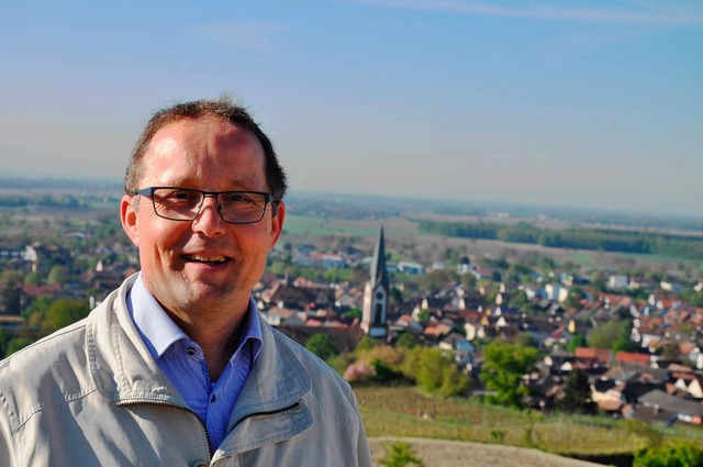 Der Ihringer Winzer Gerhard Karle ist ...ebflurerneuerung im Gewann Schlichten.  | Foto: Kai Kricheldorff