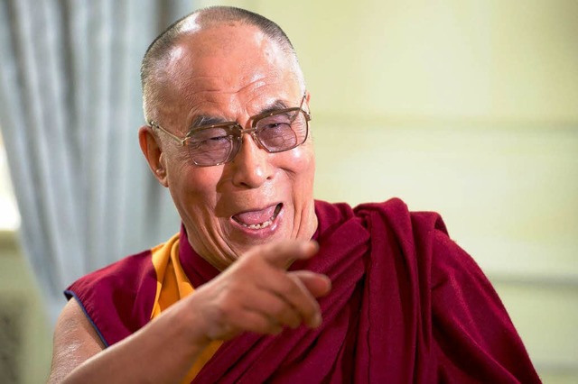 Es gibt doch immer einen Grund zu lachen. Auch der Dalai Lama tut es.  | Foto: DPA