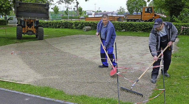 Bauhof-Mitarbeiter arbeiten am Bouleplatz.  | Foto: Karlernst Lauffer