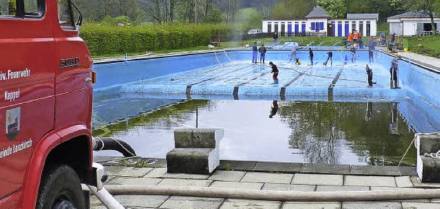 Jugendfeurwehr reinigt Becken im Freibad Kappel  | Foto: Privat