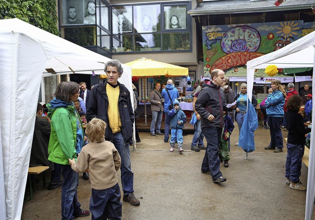 Zelte brachten das 1.-Mai-Fest der Freien Kita Schneckenhaus ins Trockene.   | Foto: Christoph Breithaupt