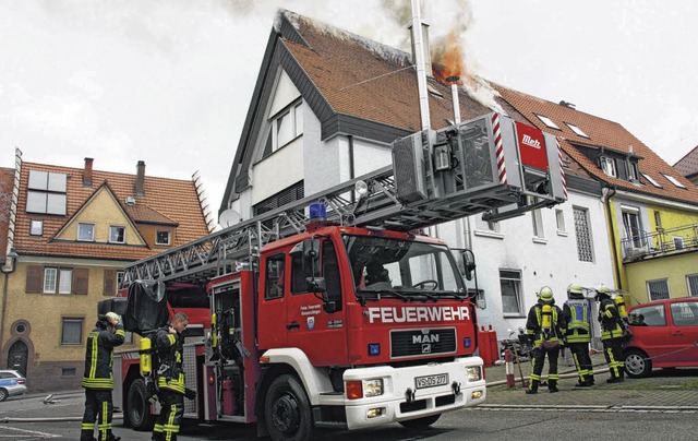 Beim Eintreffen der Feuerwehr schlagen die Flammen bereits aus dem Dach.  | Foto: Jakober