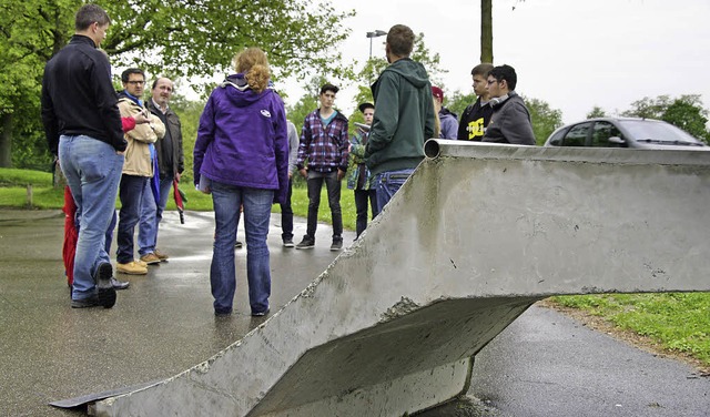 Groes Thema fr die Jugendlichen: Der... an, dass die Glascontainer wegkommen.  | Foto: Martin Pfefferle