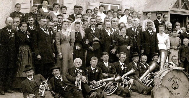 Der Musikverein Bernau bei einer Hochzeit vor dem Gasthaus Lwen im Jahr 1920  | Foto: Privat