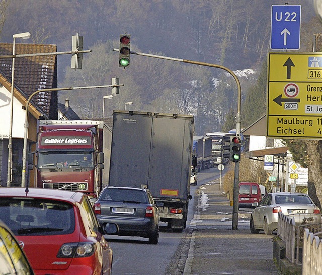 Nicht wegen des vielen Verkehrs wie hi...: Die Fahrbahn der B316 wird erneuert.  | Foto: Ralf Staub