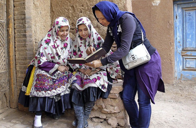 Die Arier: Mo Asumang mit arischen Frauen in Abiyaneh, IranHonorarfrei  | Foto: S.Naumann/ZDF