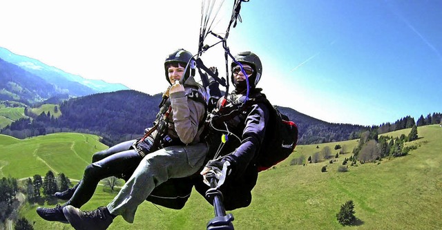 Unsere Mitarbeiterin  schwebt beim Gleitschirmflug hoch ber  Frhnd.   | Foto: ZVG