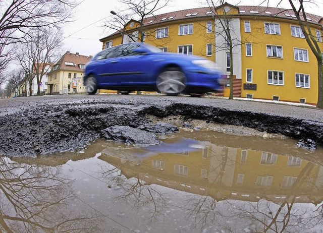 Schlaglcher wie diese s sollen bald Vergangenheit sein.   | Foto: dpa