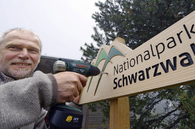 Park-Chef Wolfgang Schlund legt selbst Hand an.   | Foto: dpa
