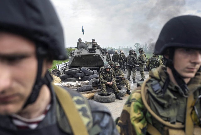 Ukrainische Soldaten ruhen sich aus, n...ischen Separatisten eingenommen haben.  | Foto: dpa