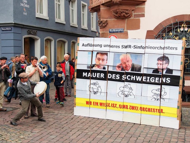 Mit Flashmobs in Freiburg kmpfen die ...e &#8222;Mauer des Schweigens&#8220;.   | Foto: privat