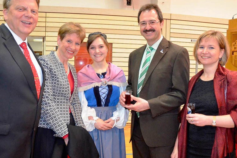 Hoher Besuch beim Hebelabend: Landrätin Marion Dammann mit ihrem Ehegatten links und rechts Bürgermeister Martin Bühler mit Frau und Tochter (Vreneli in der Mitte) (Foto: Angelika Schmidt) Hoher Besuch beim Hebelabend: Landrätin Marion Dammann mit ihrem Ehegatten links und rechts Bürgermeister Martin Bühler mit Frau und Tochter (Vreneli in der Mitte) (Foto: Angelika Schmidt)