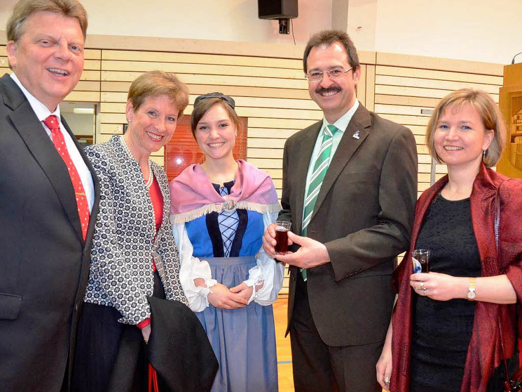 Hoher Besuch beim Hebelabend: Landrätin Marion Dammann mit ihrem Ehegatten links und rechts Bürgermeister Martin Bühler mit Frau und Tochter (Vreneli in der Mitte) Hoher Besuch beim Hebelabend: Landrätin Marion Dammann mit ihrem Ehegatten links und rechts Bürgermeister Martin Bühler mit Frau und Tochter (Vreneli in der Mitte)