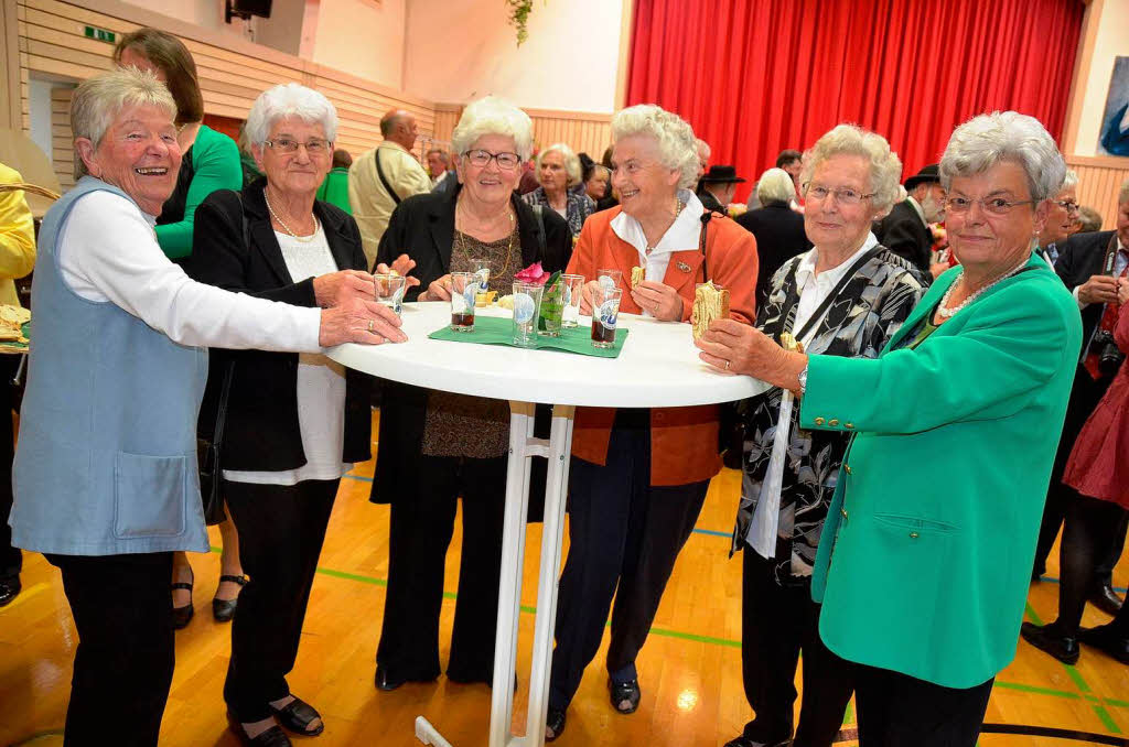 Die "alten Frauen" - in fröhlicher Runde Die "alten Frauen" - in fröhlicher Runde