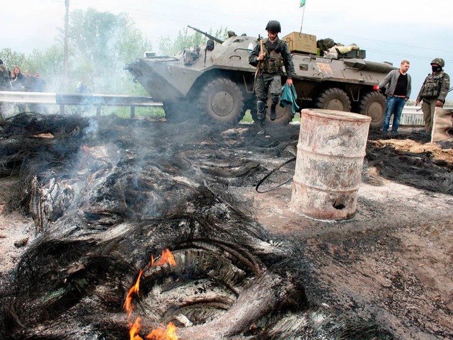Ein ukrainischer Panzer und ein Soldat... Barrikade prorussischer Separatisten.  | Foto: dpa