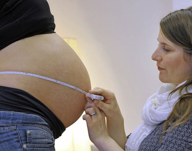 In guten Hnden: Eine Hebamme untersucht eine Schwangere.   | Foto: dpa