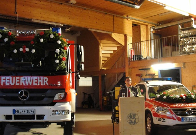 Brgermeister Stefan Wirbser zeigte si...bundene Ausrstung der Feuerwehr sei.   | Foto: Tina Httich