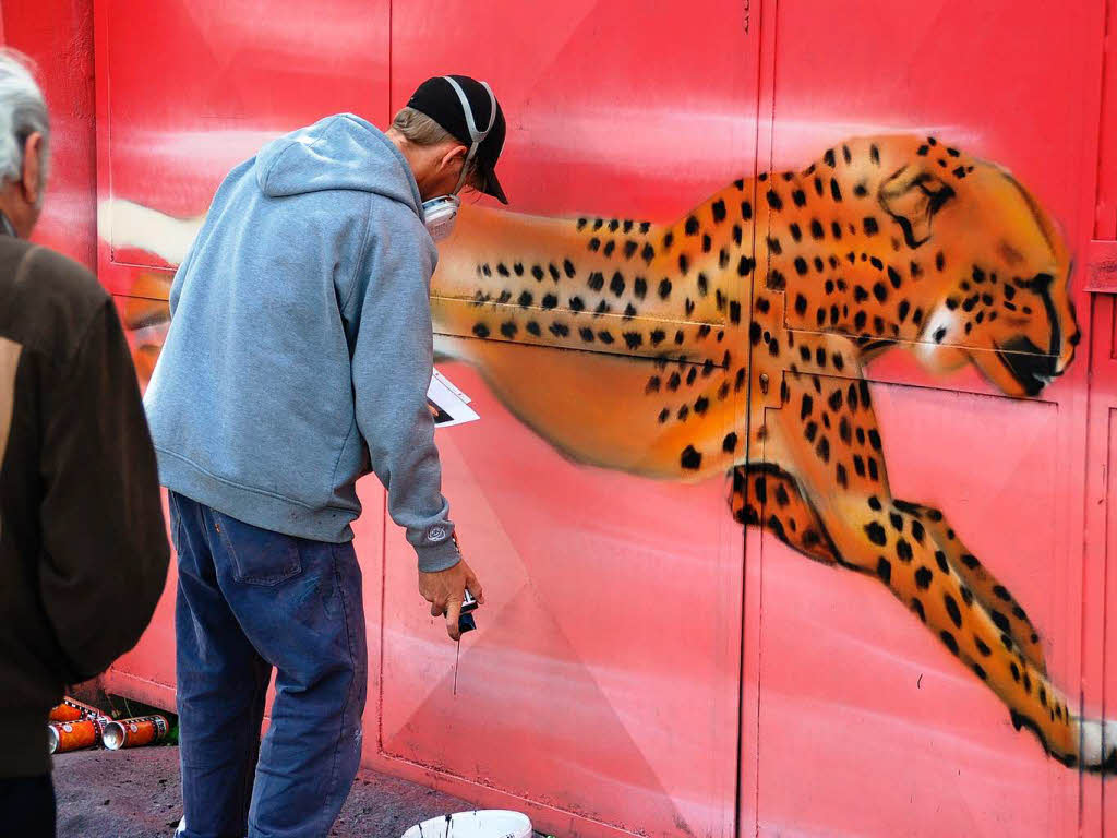 Ein Graffitiknstler zauberte einen Gepard ans Tor des uehlin-Areals.