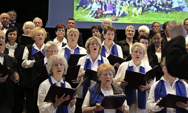 Ein gemischter Chor von 120 Stimmen begeisterte beim MGV Jubilumskonzert   | Foto: Decoux-Kone/Fischer