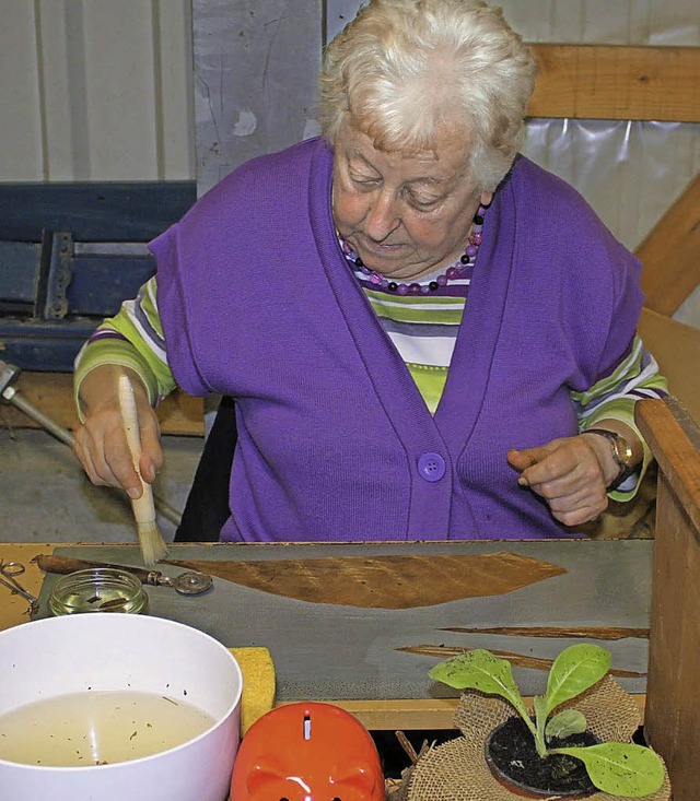 Gerda Mutz aus Rinsheim beherrscht noch die Kunst des Stumpenwickelns.   | Foto: A.  Mutz