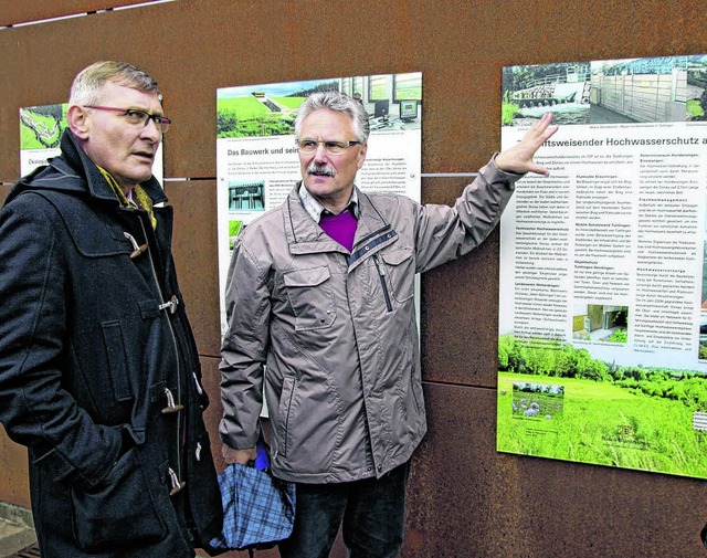 Tuttlingens Oberbürgermeister Michael ...tsvorsteher Reinhard Müller erklären. | Foto: Specht Tuttlingens Oberbürgermeister Michael ...tsvorsteher Reinhard Müller erklären. | Foto: Specht