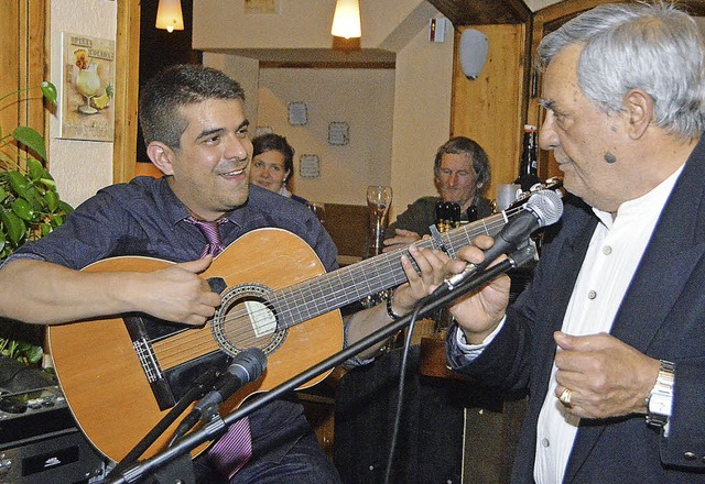 &#8222;Gipsy-Gitarrist und Snger Mari...in  &#8222;La Bodega&#8220;gemeinsam.   | Foto: Rebecca Kiefer