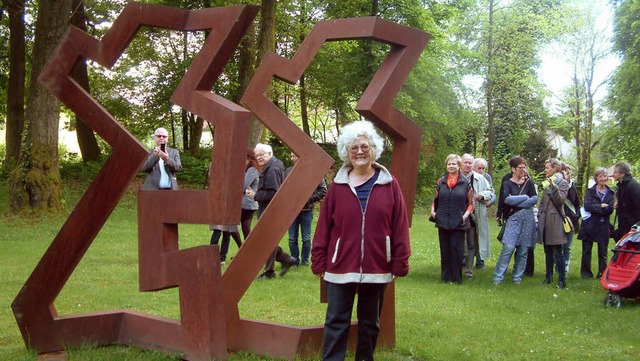 <Text>Bildhauerin Gillian White zeigt ...l im Park der Villa Berberich</Text>.   | Foto: Roswitha Frey