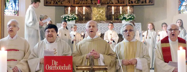 Stefan Thron (Mitte)  feierte gemeinsa...seinem 25-jhrigen Priesterjubilum.    | Foto: doris dehmel