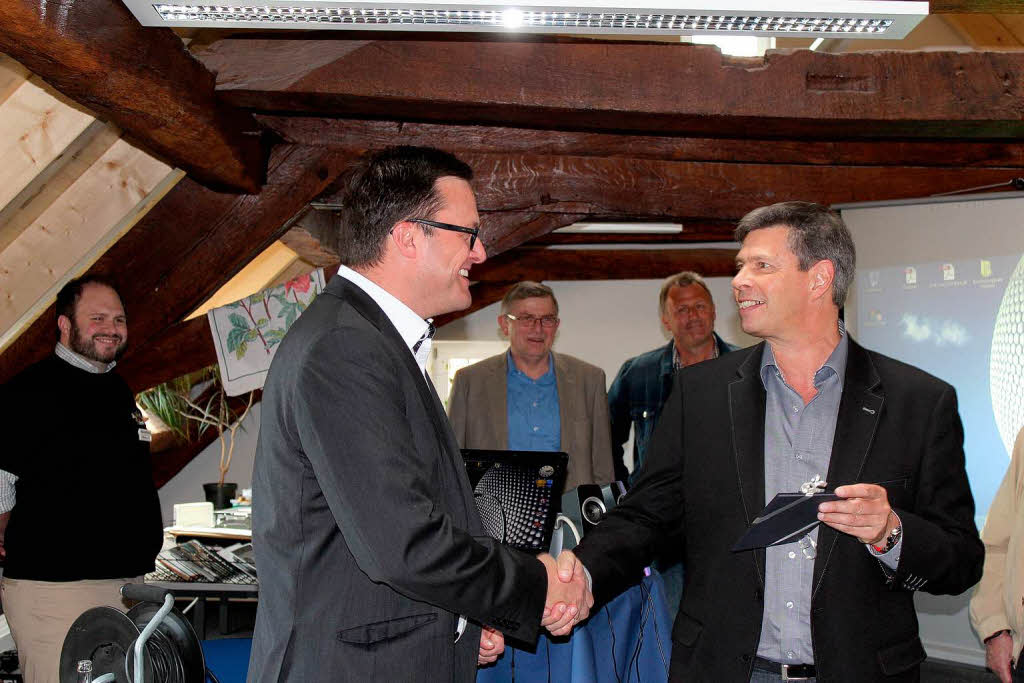 Glckwunsch! Holger Knferl, stellvertretender BZ-Chefredakteur, und Schopfheims Brgermeister Christof Nitz (rechts)